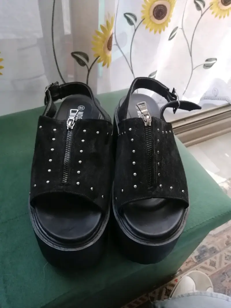 Sandalias negras con plataforma y tachas para mujer - 1