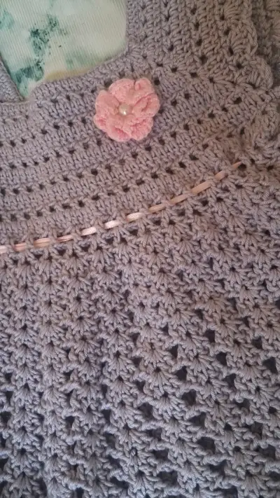 Vestido tejido a crochet para niña color lila - miniatura 4