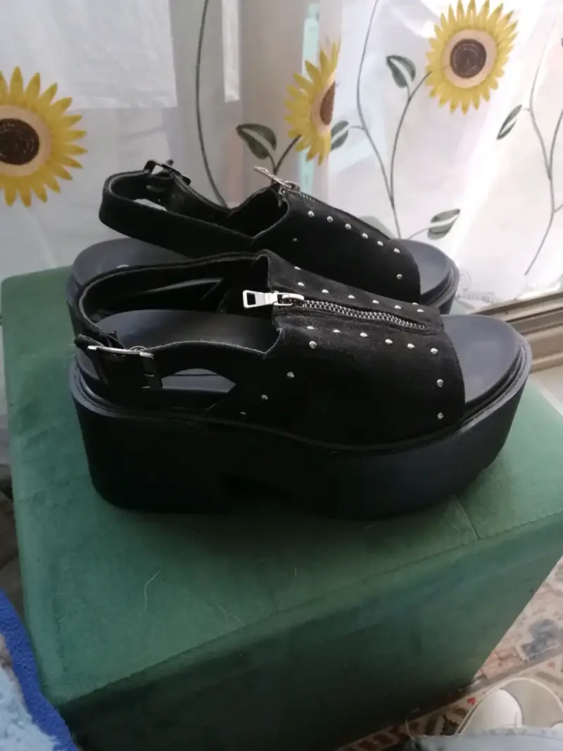 Sandalias negras con plataforma y tachas para mujer - 2