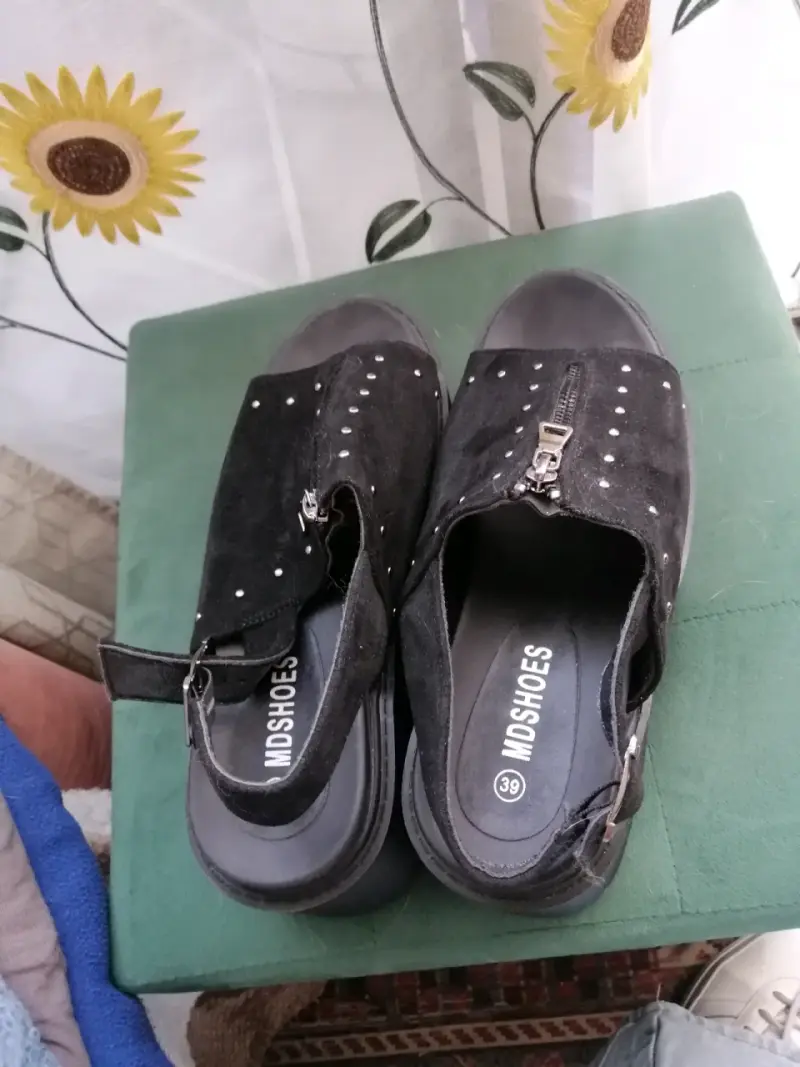 Sandalias negras con plataforma y tachas para mujer - 3