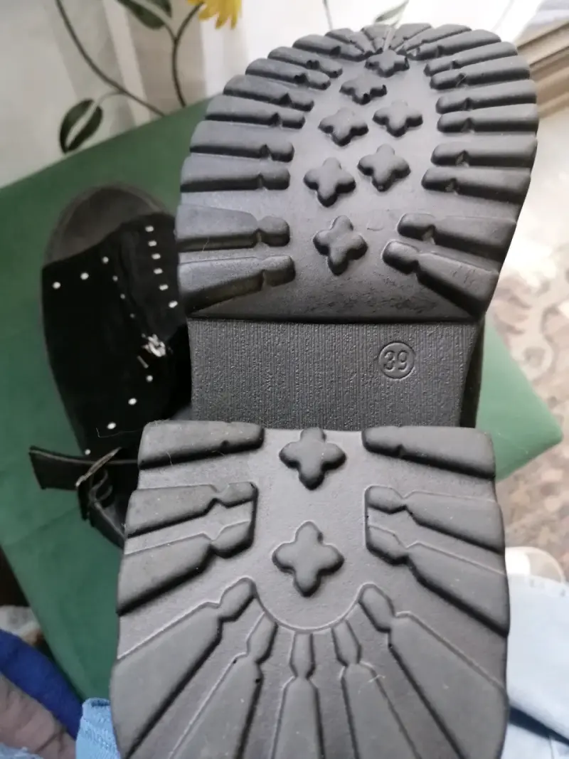 Sandalias negras con plataforma y tachas para mujer - 4