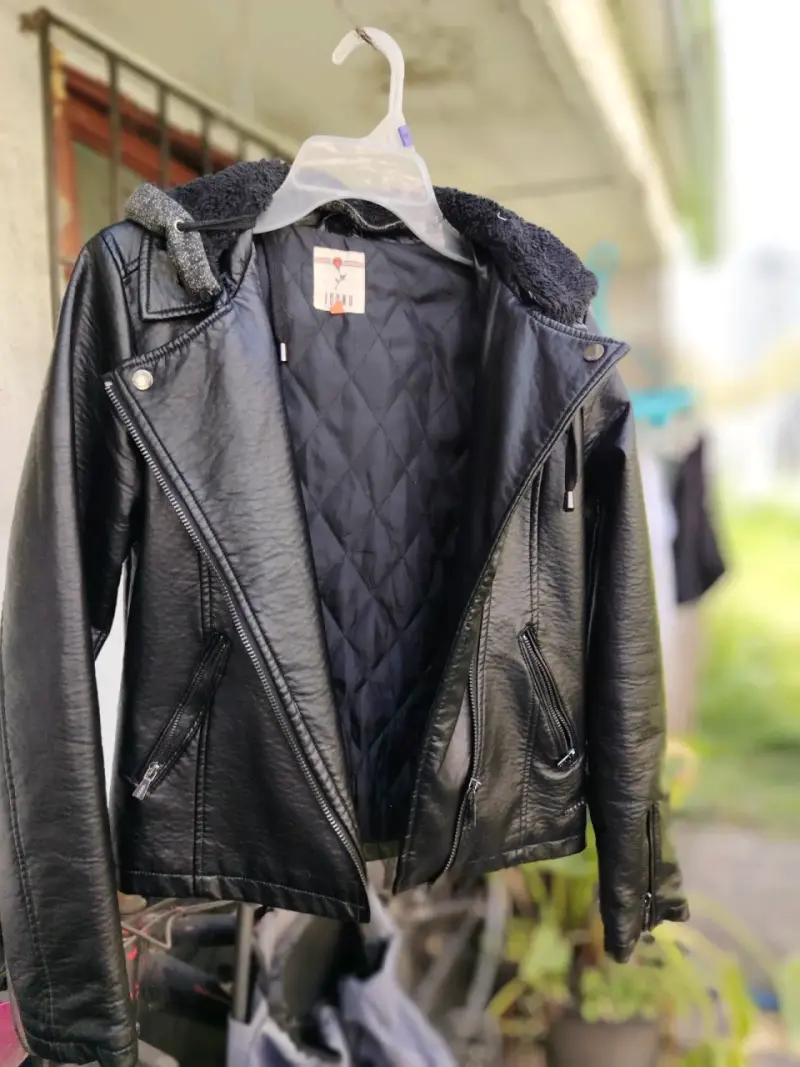 Chaqueta de cuero negra con capucha Icono - 1