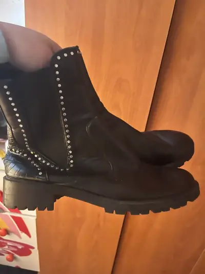 Botines negros con tachas para mujer - miniatura 2