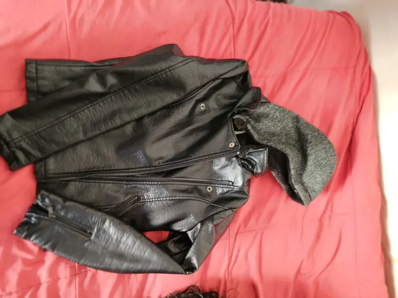 Chaqueta de cuero negra con capucha Icono - 3