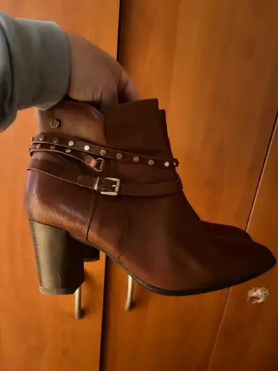 Botines de cuero marrón con tacón y hebillas - miniatura 1