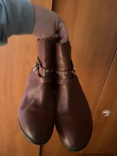 Botines de cuero marrón con tacón y hebillas - miniatura 2