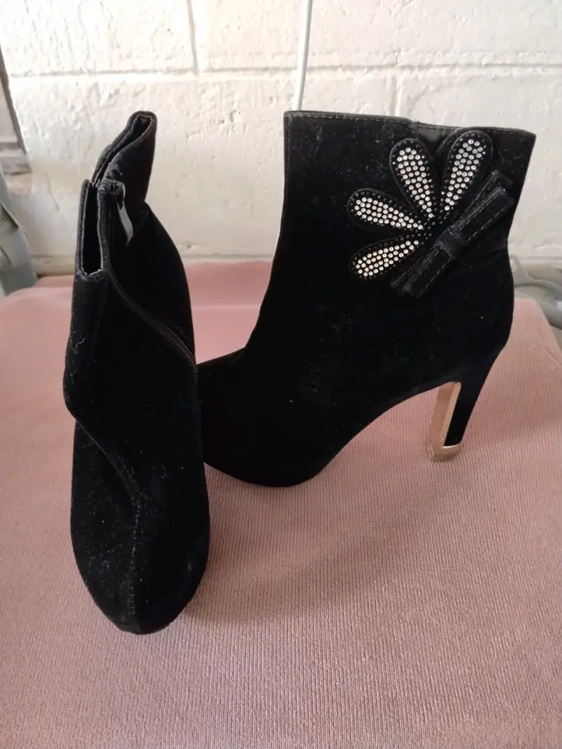 Botines negros con adorno de strass