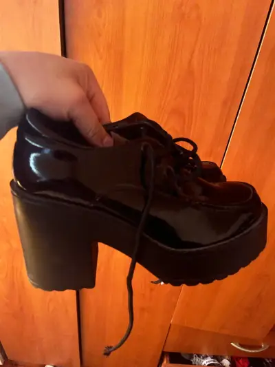 Zapatos de charol negro con plataforma alta - miniatura 1