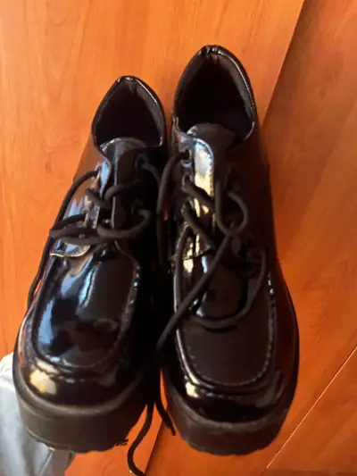 Zapatos de charol negro con plataforma alta - miniatura 2