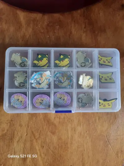 Lote de 15 Pines Pokémon con Pikachu y Dragonite - miniatura 3