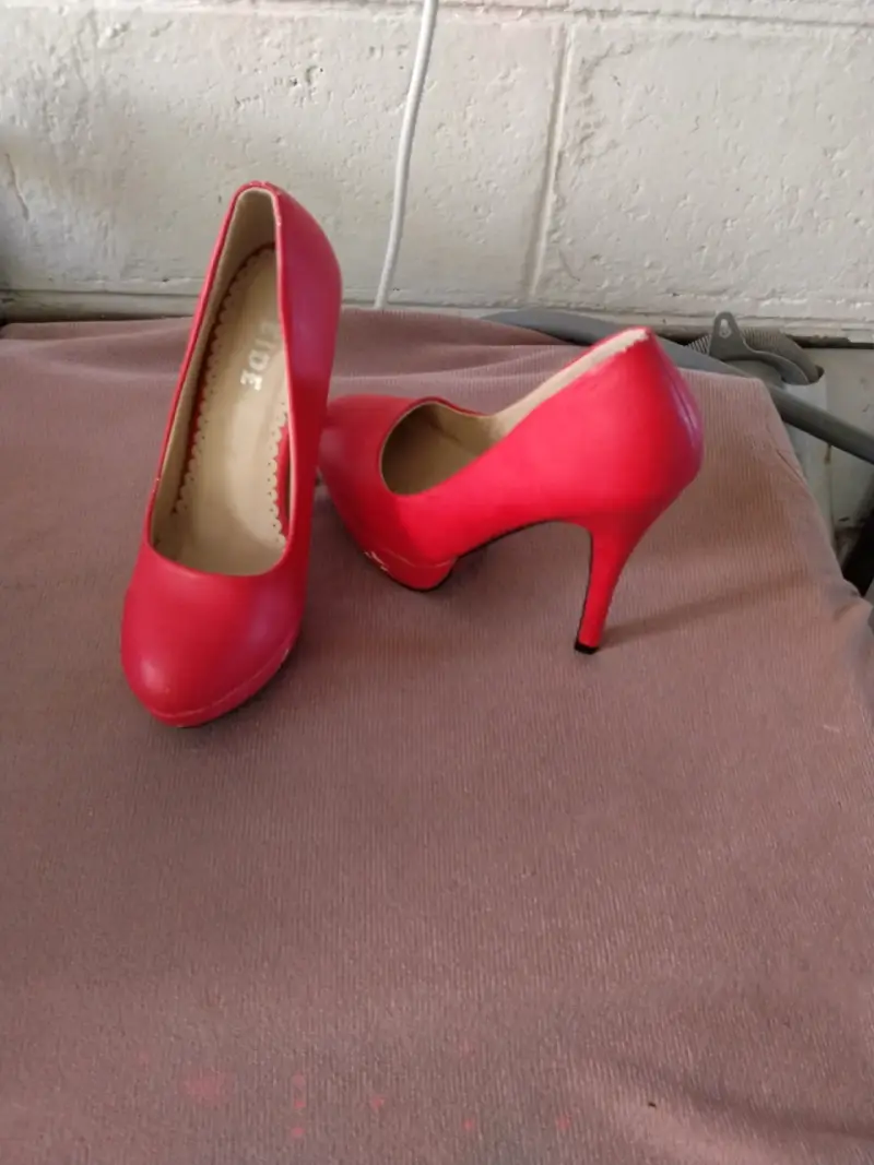 Tacones rojos de mujer elegantes