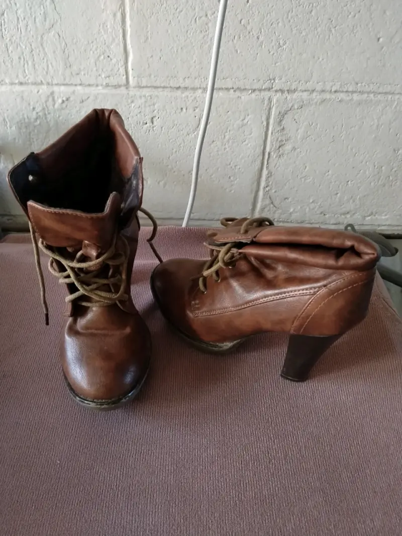 Botines de cuero marrón con tacón para mujer
