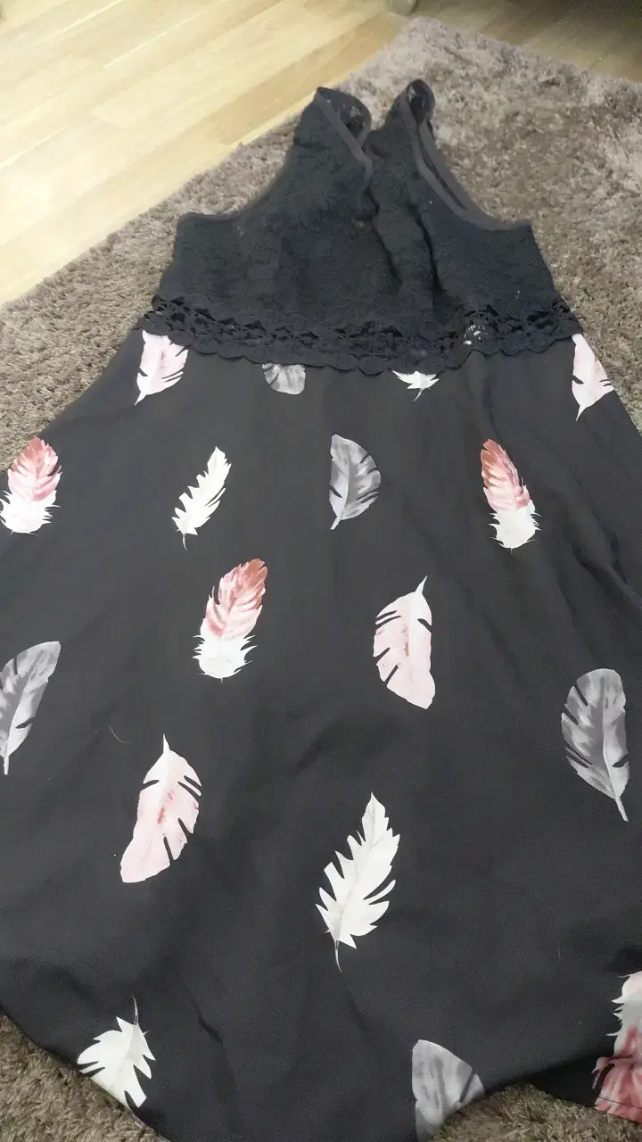Vestido negro con estampado de plumas
