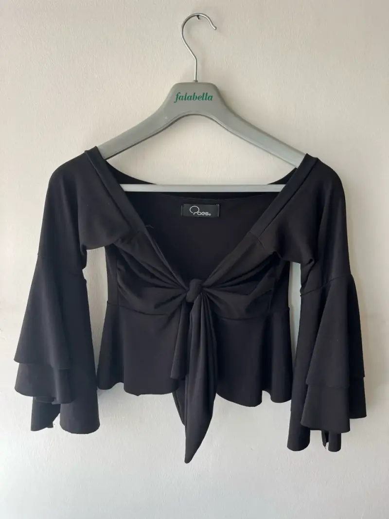 Blusa negra con mangas acampanadas - 1