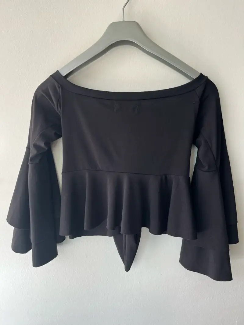 Blusa negra con mangas acampanadas - 2