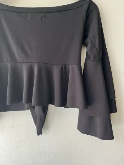 Blusa negra con mangas acampanadas - miniatura 3
