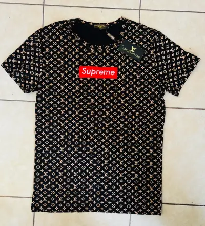 Polera Louis Vuitton x Supreme negra estampada - miniatura 1