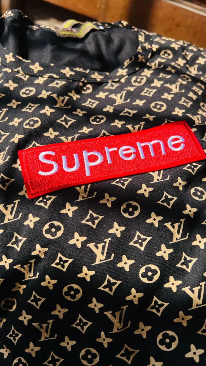 Polera Louis Vuitton x Supreme negra estampada - 3