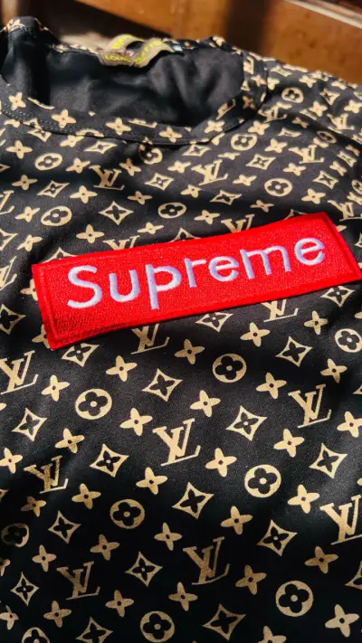 Polera Louis Vuitton x Supreme negra estampada - miniatura 3