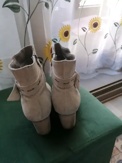 Botines de gamuza beige con tacón alto - miniatura 2