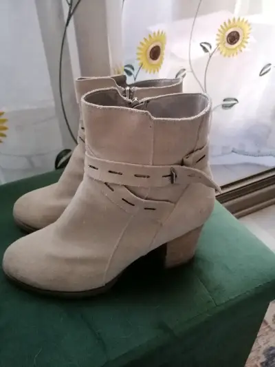 Botines de gamuza beige con tacón alto - miniatura 3