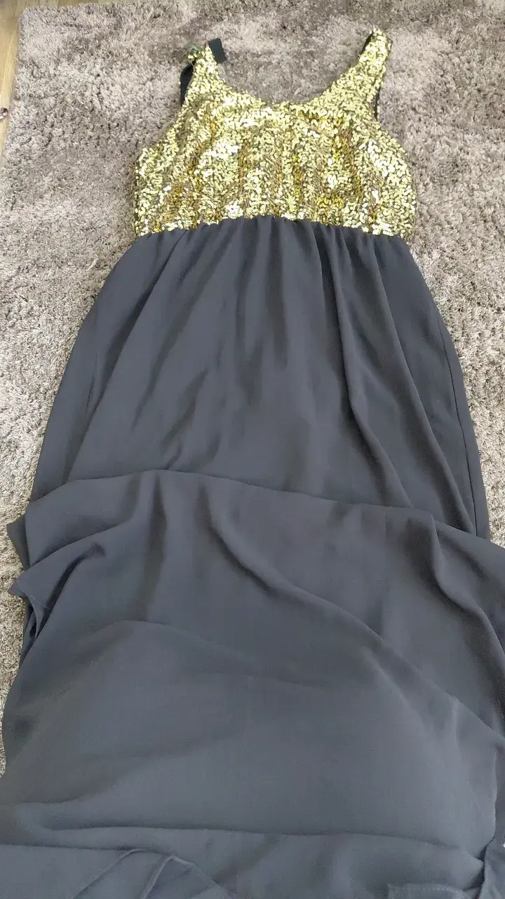Vestido largo con lentejuelas doradas