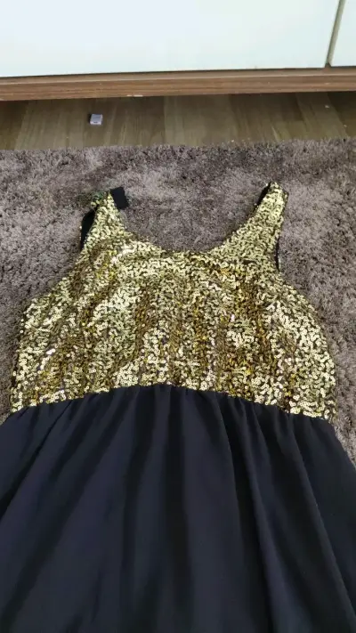 Vestido largo con lentejuelas doradas - miniatura 2