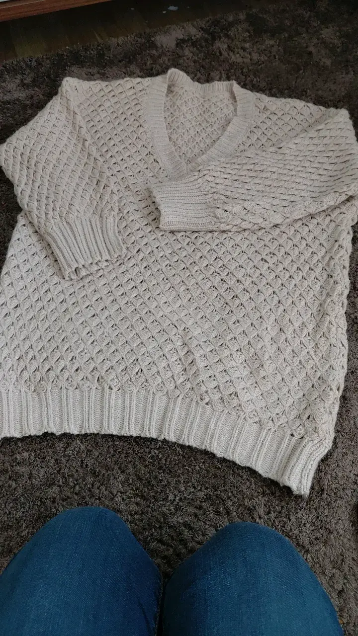 Suéter de punto beige con diseño calado