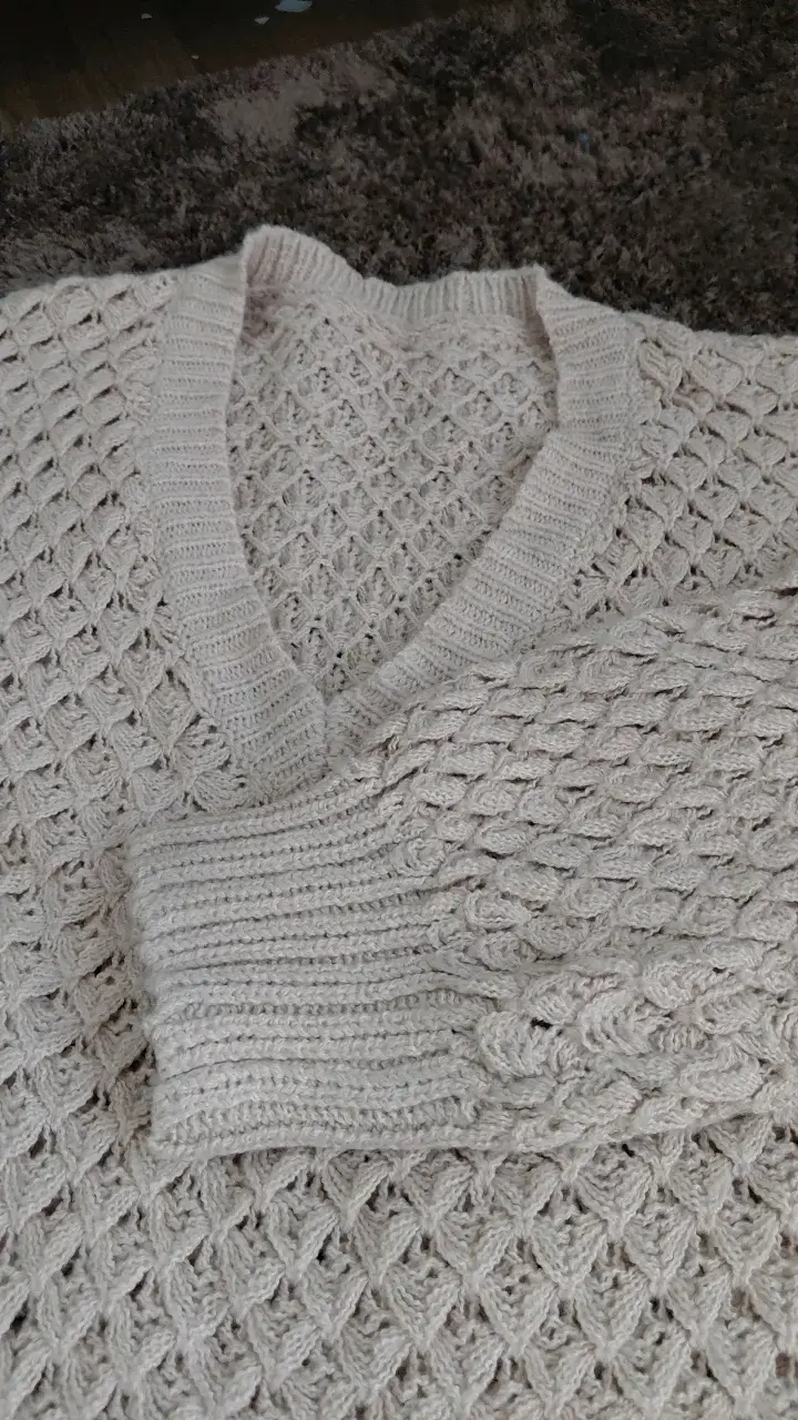 Suéter de punto beige con diseño calado - 2