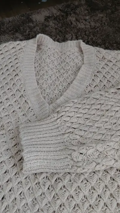 Suéter de punto beige con diseño calado - miniatura 2