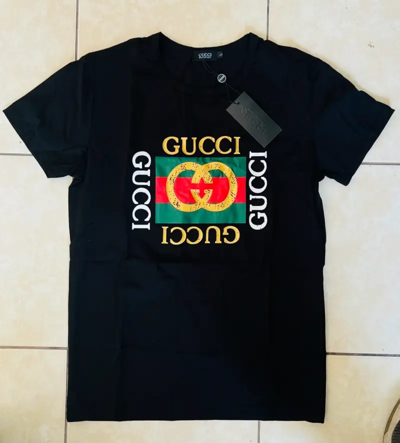 Polera Negra Gucci con Logo - 1