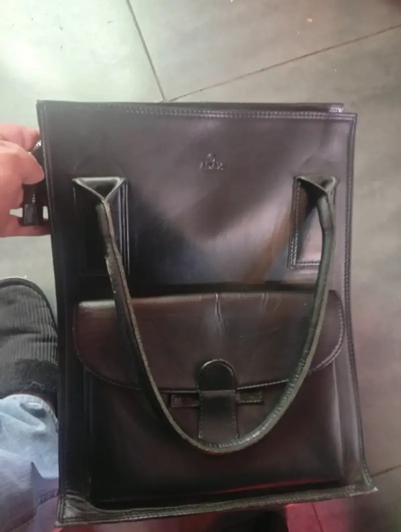 Bolso de cuero negro con bolsillo frontal - 1