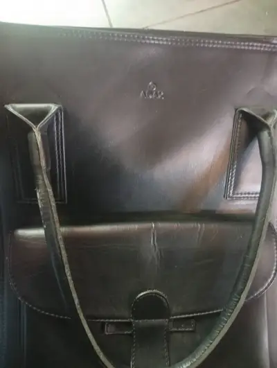 Bolso de cuero negro con bolsillo frontal - miniatura 2
