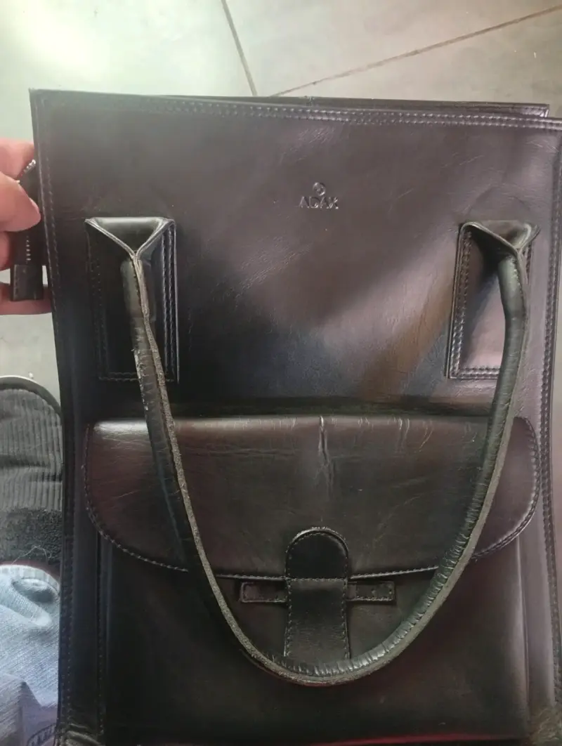 Bolso de cuero negro con bolsillo frontal - 3