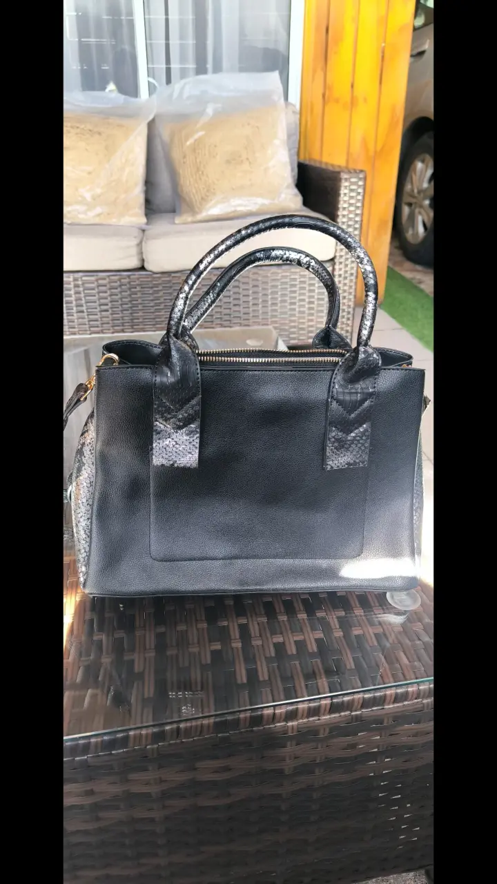 Bolso de mano negro elegante con detalles en serpiente - 2