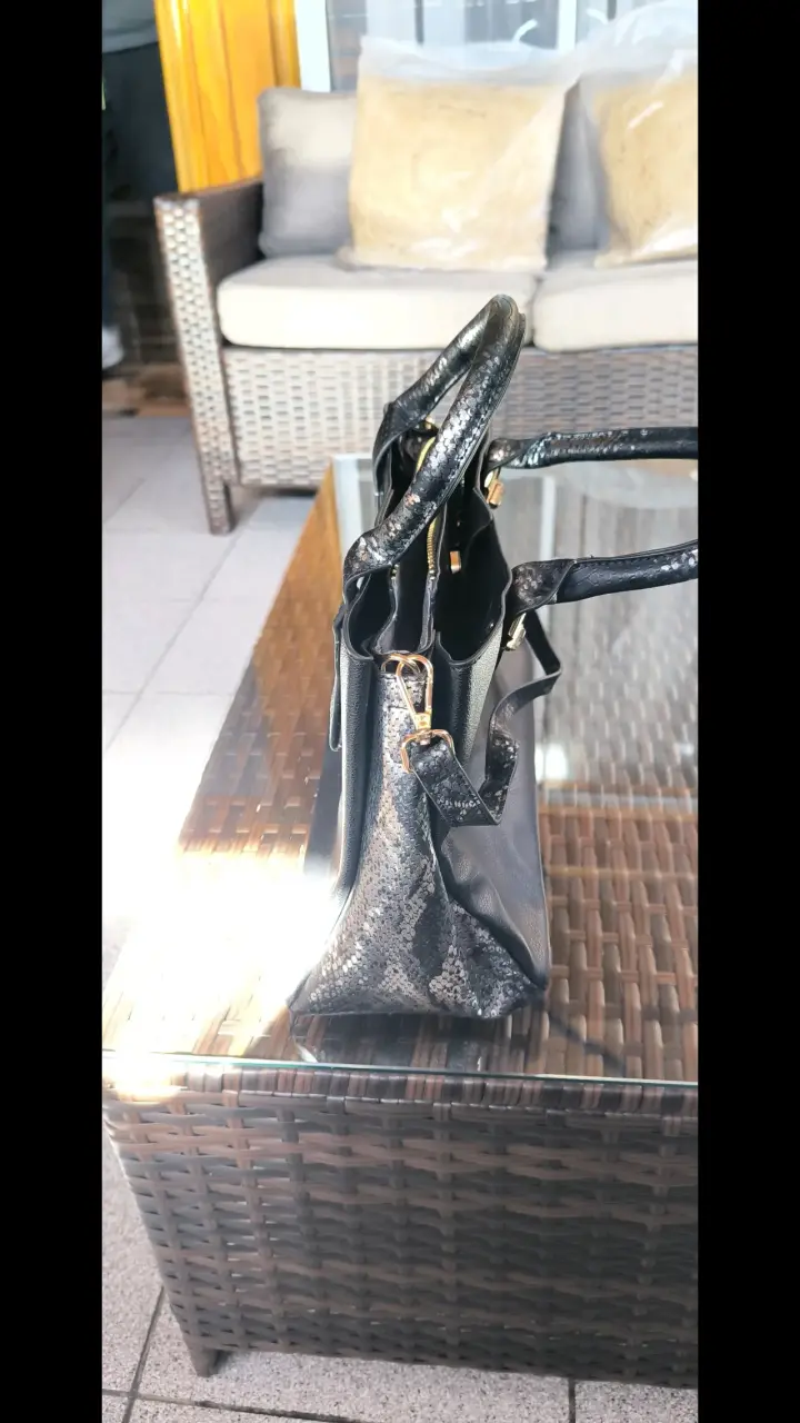 Bolso de mano negro elegante con detalles en serpiente - 3