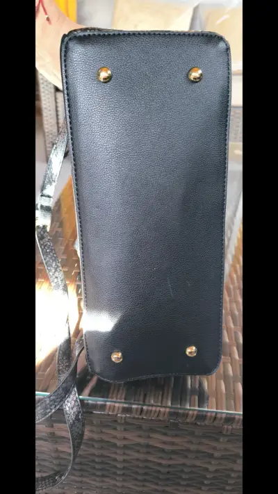 Bolso de mano negro elegante con detalles en serpiente - miniatura 4
