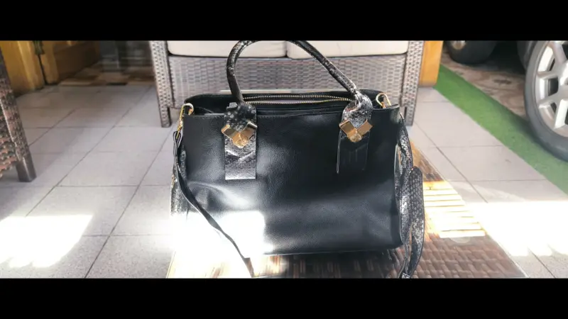 Bolso de mano negro elegante con detalles en serpiente - 5