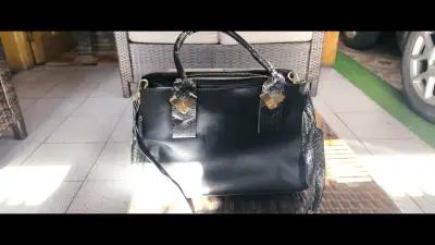 Bolso de mano negro elegante con detalles en serpiente - miniatura 5