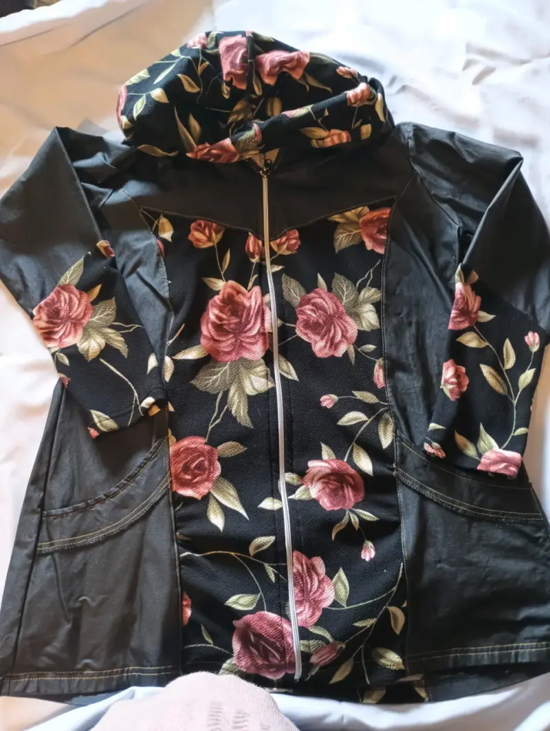 Chaqueta con capucha floral para mujer