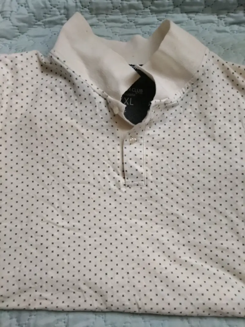 Polera blanca con diseño de puntos estilo camisa - 1