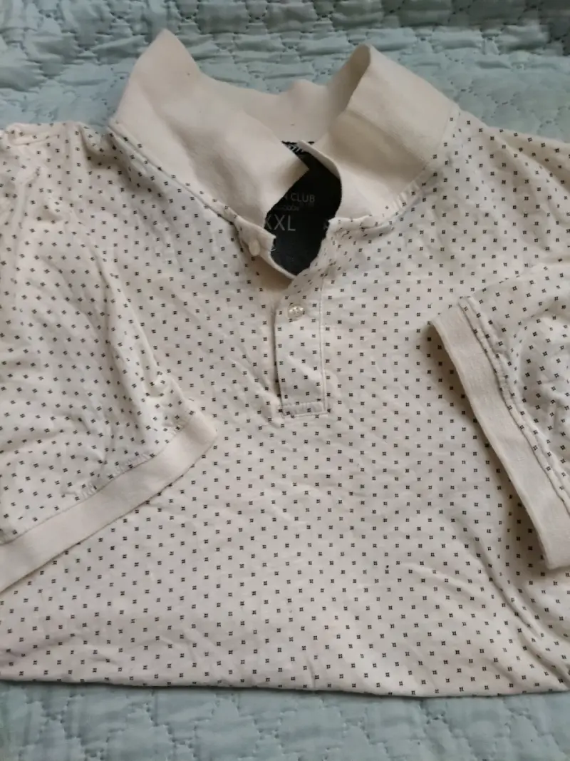 Polera blanca con diseño de puntos estilo camisa - 2
