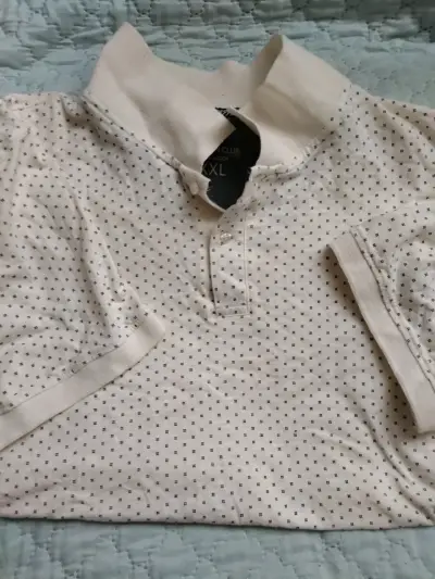 Polera blanca con diseño de puntos estilo camisa - miniatura 2
