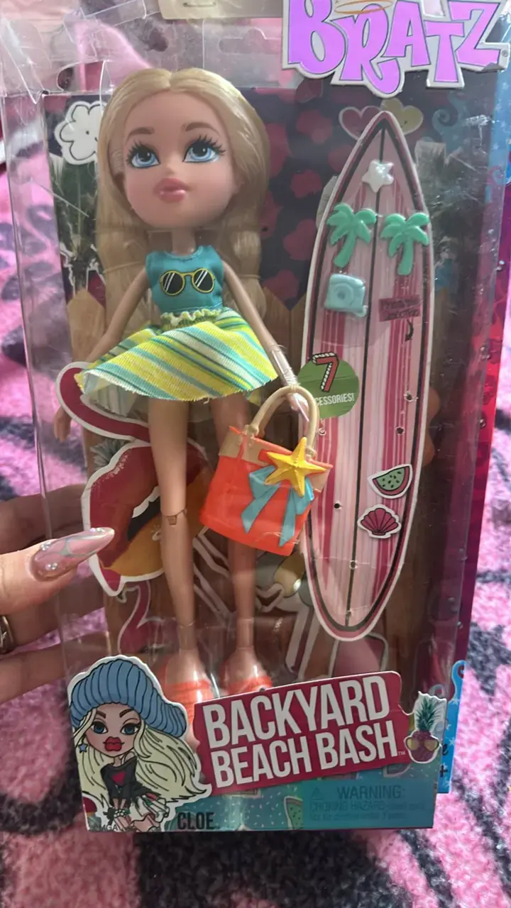 Muñeca Bratz Backyard Beach Bash Cloe con Accesorios - 1