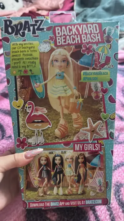 Muñeca Bratz Backyard Beach Bash Cloe con Accesorios - miniatura 2