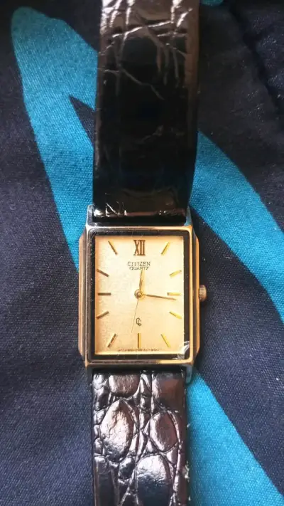 Reloj Citizen Quartz clásico dorado - miniatura 1
