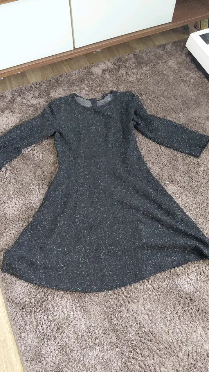 Vestido negro brillante de manga larga
