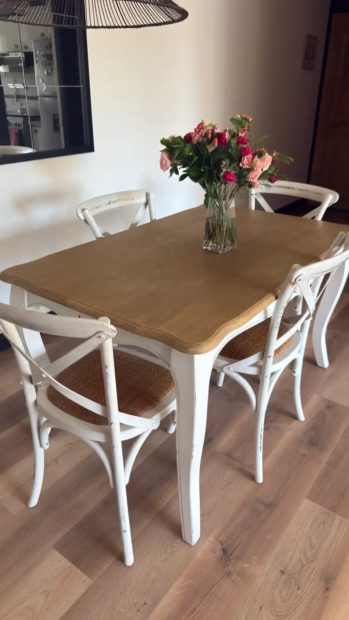 Mesa de comedor de madera con sillas blancas