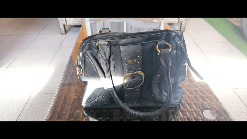 Bolso de cuero negro Secret con detalles dorados - 1