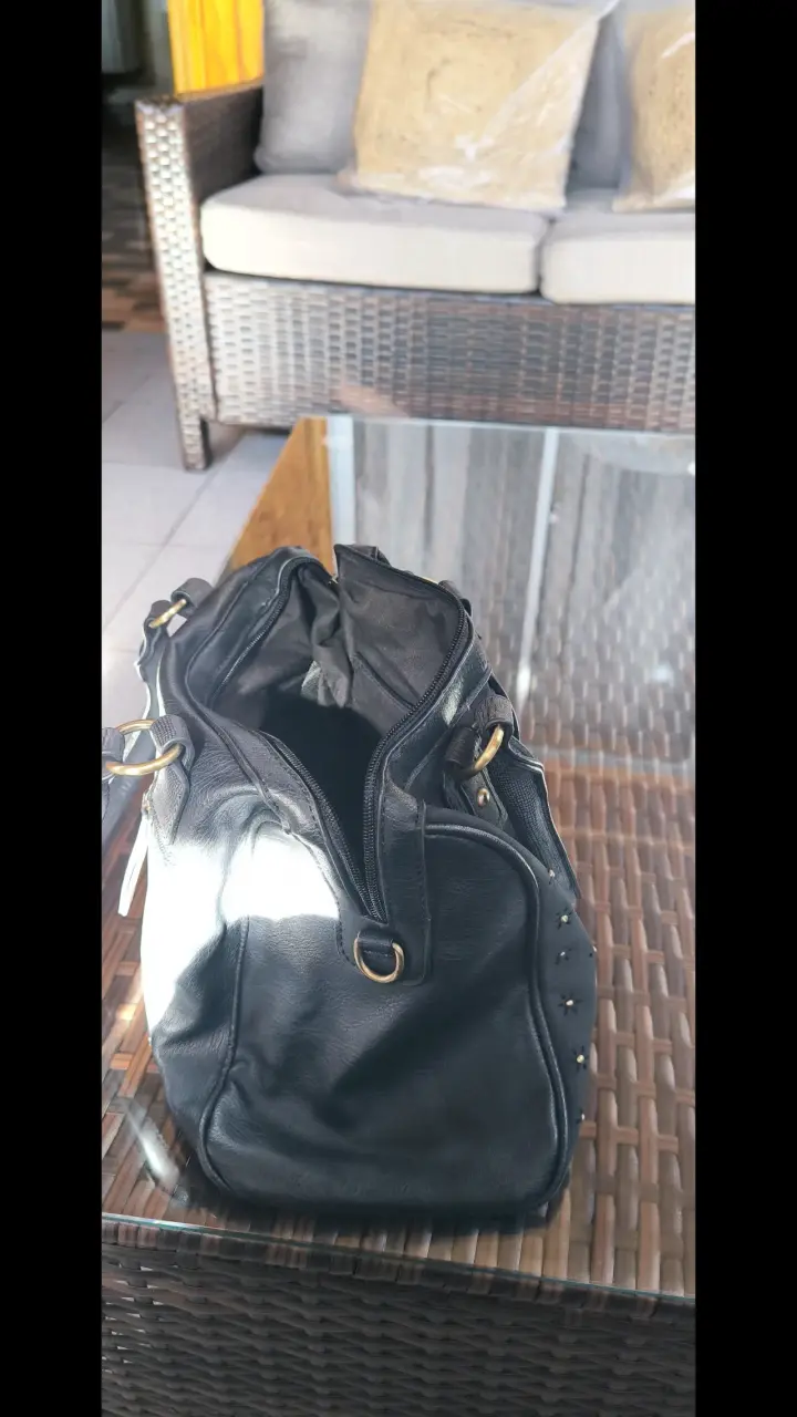 Bolso de cuero negro Secret con detalles dorados - 2